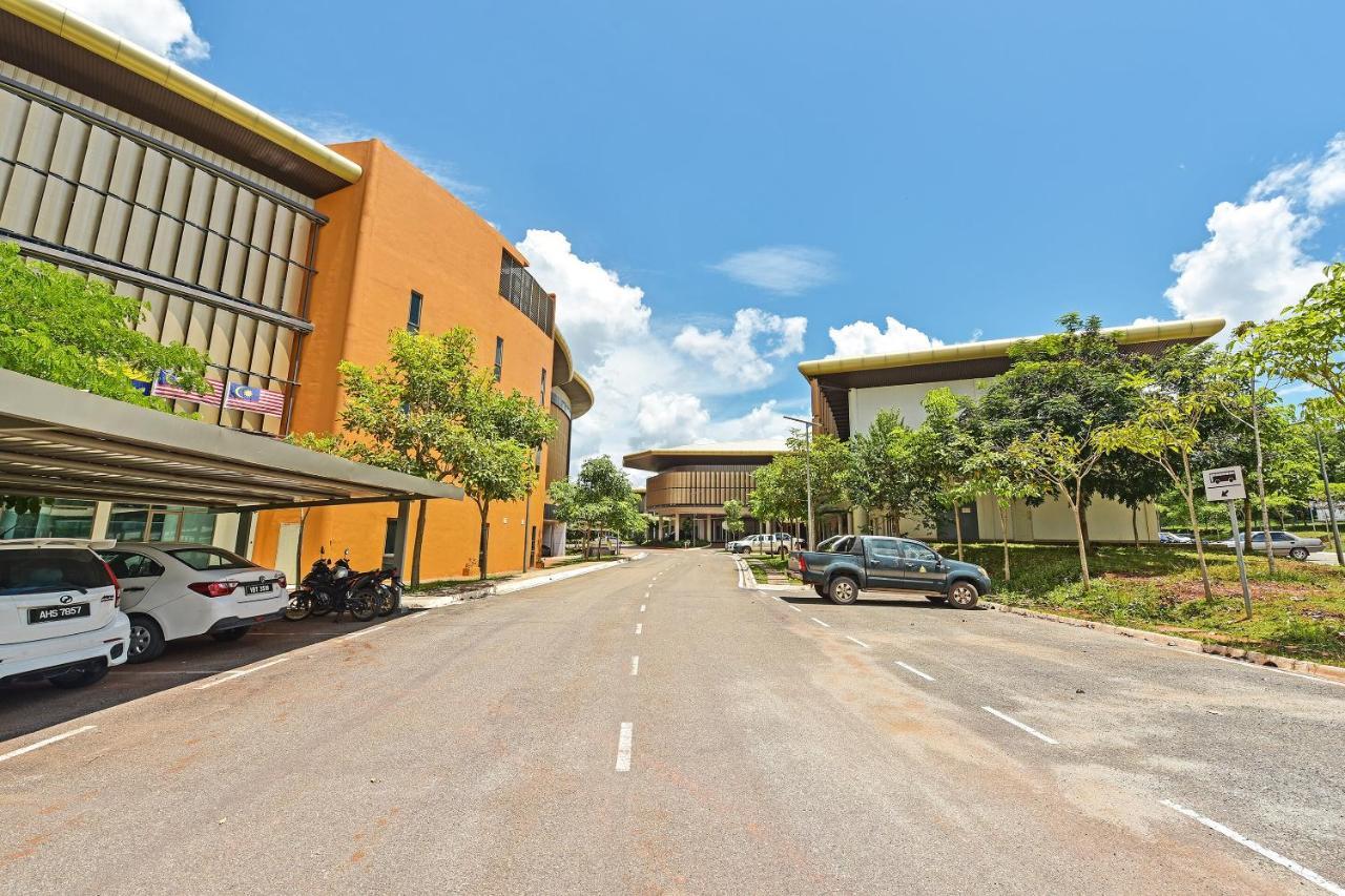 Capital O 90614 Cvia Ummul Hotel Padang Besar Exterior foto