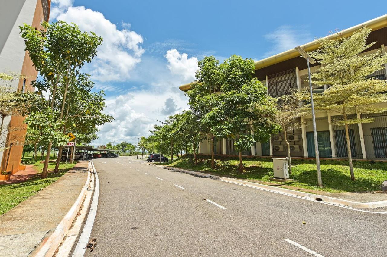 Capital O 90614 Cvia Ummul Hotel Padang Besar Exterior foto
