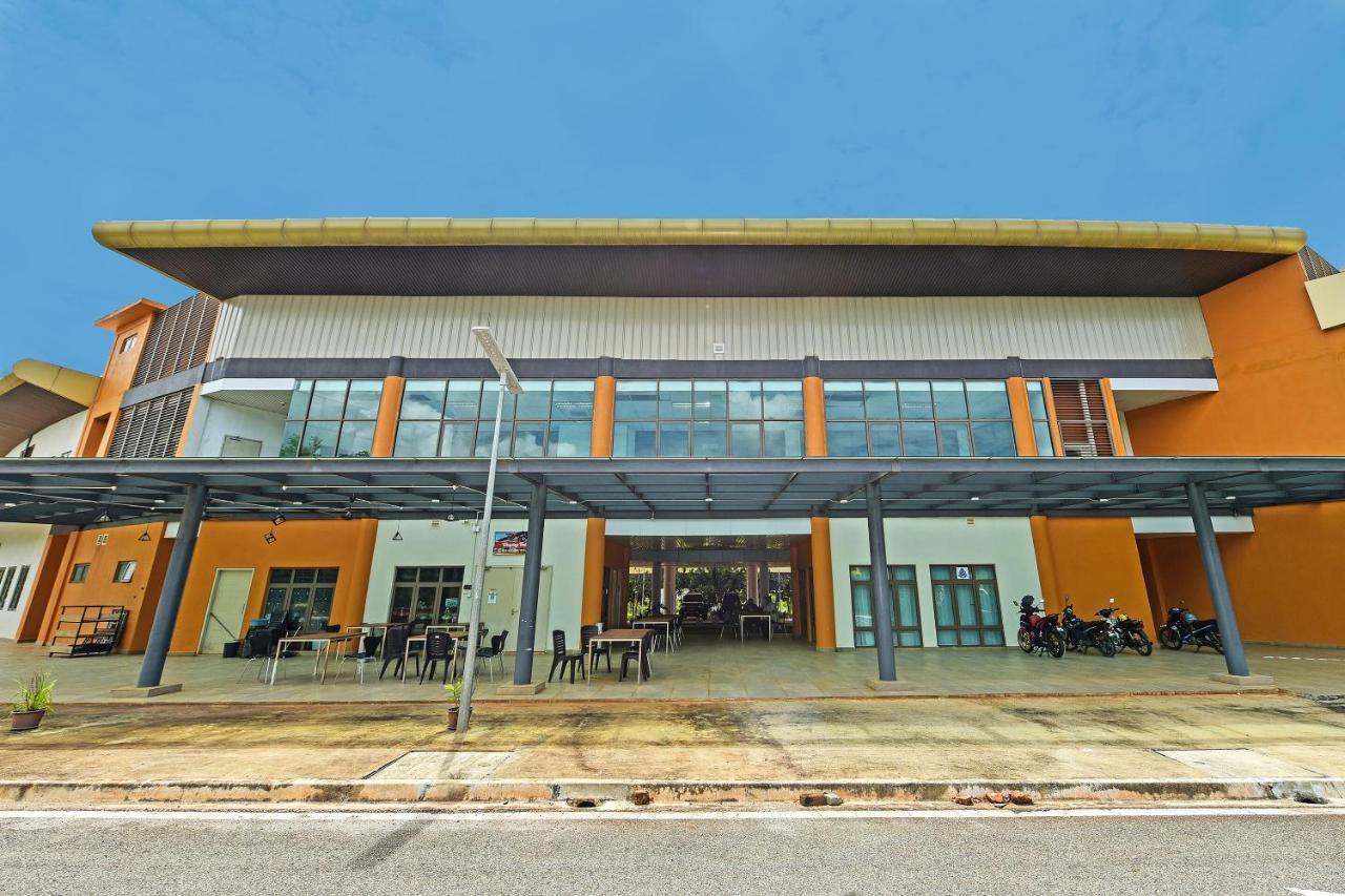 Capital O 90614 Cvia Ummul Hotel Padang Besar Exterior foto