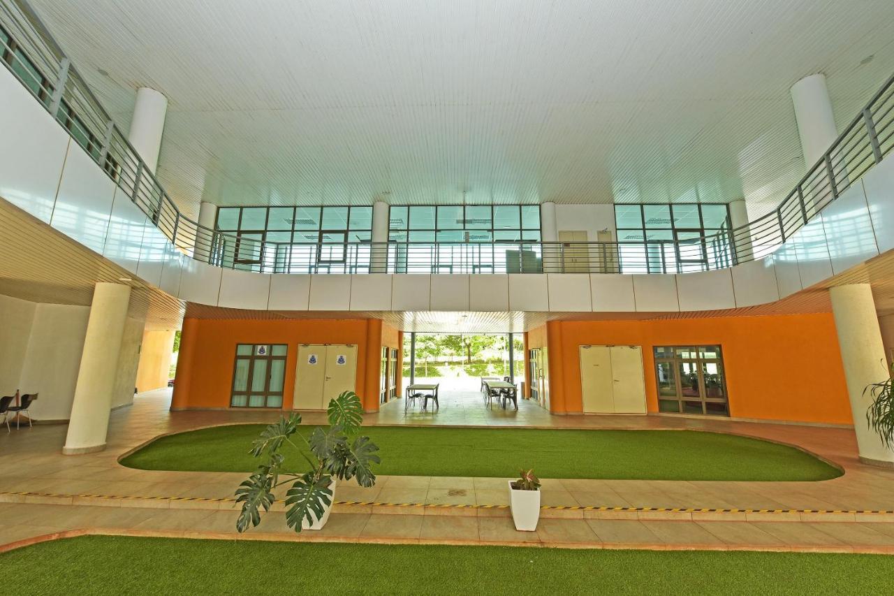 Capital O 90614 Cvia Ummul Hotel Padang Besar Exterior foto